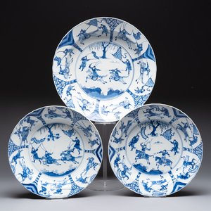 Three large Chinese blue and white 'hunting scene' deep dishes, Chenghua mark, Kangxi — photo 1
