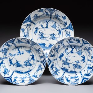 Three large Chinese blue and white 'hunting scene' deep dishes, Chenghua mark, Kangxi — photo 2