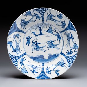 Three large Chinese blue and white 'hunting scene' deep dishes, Chenghua mark, Kangxi — photo 5