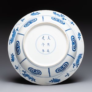 Three large Chinese blue and white 'hunting scene' deep dishes, Chenghua mark, Kangxi — photo 6