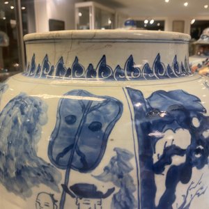 Three large Chinese blue and white vases with figures, Transitional period — 照片 18