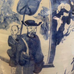 Three large Chinese blue and white vases with figures, Transitional period — 照片 19