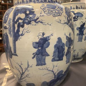 Three large Chinese blue and white vases with figures, Transitional period — 照片 22