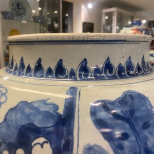 Three large Chinese blue and white vases with figures, Transitional period — 照片 24