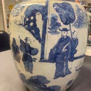 Three large Chinese blue and white vases with figures, Transitional period — 照片 25