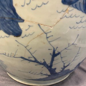 Three large Chinese blue and white vases with figures, Transitional period — 照片 33