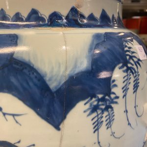 Three large Chinese blue and white vases with figures, Transitional period — 照片 35