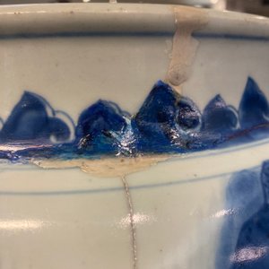 Three large Chinese blue and white vases with figures, Transitional period — 照片 36