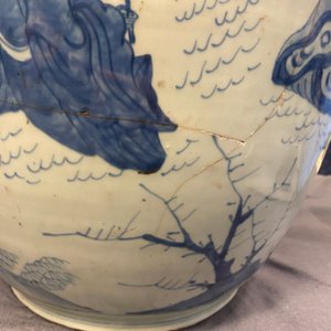 Three large Chinese blue and white vases with figures, Transitional period — 照片 42