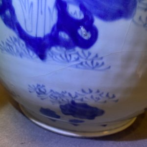 Three large Chinese blue and white vases with figures, Transitional period — 照片 55
