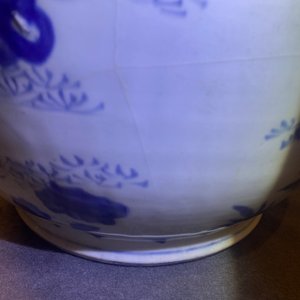 Three large Chinese blue and white vases with figures, Transitional period — 照片 56