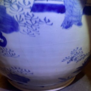 Three large Chinese blue and white vases with figures, Transitional period — 照片 58