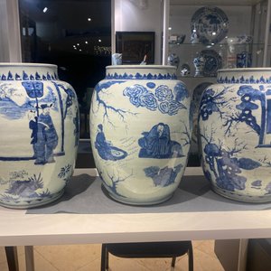 Three large Chinese blue and white vases with figures, Transitional period — 照片 60
