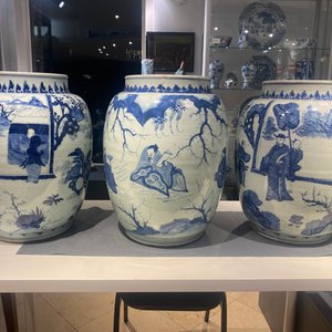 Three large Chinese blue and white vases with figures, Transitional period — 照片 61