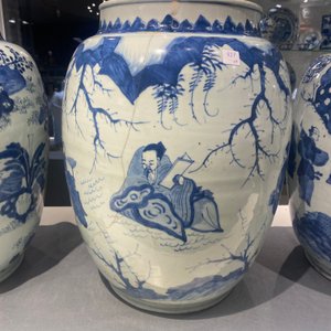 Three large Chinese blue and white vases with figures, Transitional period — 照片 63