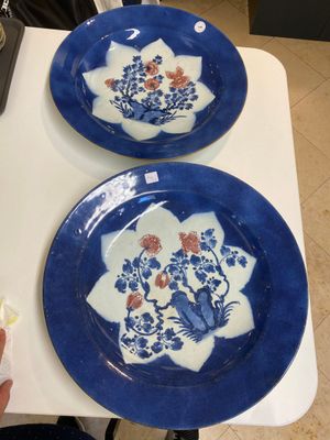 Three large Chinese blue, white and copper-red powder-blue-ground dishes with floral design, Kangxi — photo 1