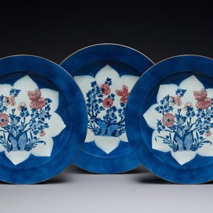 Three large Chinese blue, white and copper-red powder-blue-ground dishes with floral design, Kangxi — photo 1