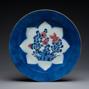 Three large Chinese blue, white and copper-red powder-blue-ground dishes with floral design, Kangxi — photo 2