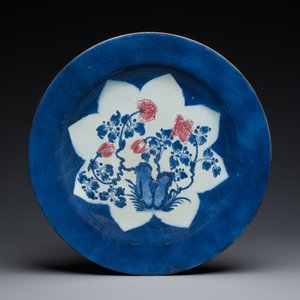 Three large Chinese blue, white and copper-red powder-blue-ground dishes with floral design, Kangxi — photo 6