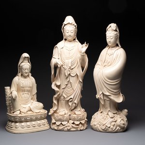 Three large Chinese Dehua blanc de Chine figures of Guanyin, He Chaozong 何朝宗 marks, 20th C. — photo 1