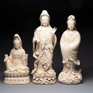 Three large Chinese Dehua blanc de Chine figures of Guanyin, He Chaozong 何朝宗 marks, 20th C. — photo 2