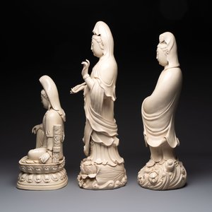 Three large Chinese Dehua blanc de Chine figures of Guanyin, He Chaozong 何朝宗 marks, 20th C. — photo 3