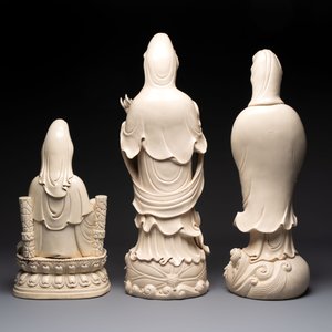 Three large Chinese Dehua blanc de Chine figures of Guanyin, He Chaozong 何朝宗 marks, 20th C. — photo 4