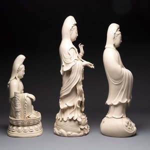 Three large Chinese Dehua blanc de Chine figures of Guanyin, He Chaozong 何朝宗 marks, 20th C. — photo 5