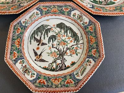 Three large Chinese famille verte octagonal dishes, Kangxi — 照片 2