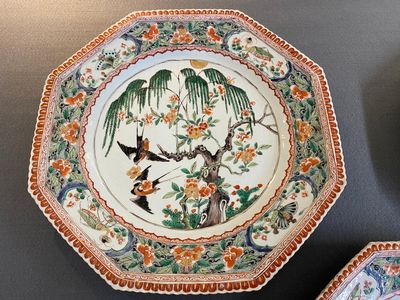 Three large Chinese famille verte octagonal dishes, Kangxi — 照片 4