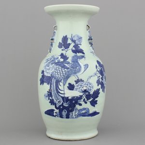 Three large Chinese porcelain celadon ground vases: one with scholar's objects, one with an immortal and one with a peacock, 19/20th C. — 照片 2