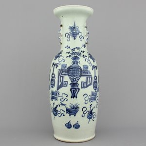 Three large Chinese porcelain celadon ground vases: one with scholar's objects, one with an immortal and one with a peacock, 19/20th C. — 照片 4