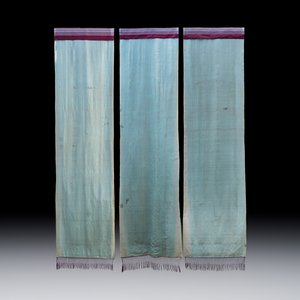 Three large Chinese purple-ground embroidered silk 'Dragons among Clouds' panels, 19th C. — 照片 2