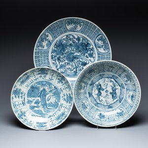 Three large Chinese Swatow blue and white dishes, Ming — 照片 1
