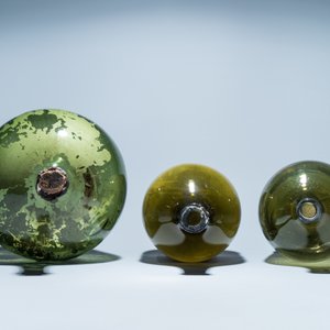 Three large green glass bottles, 18th C. — 照片 6