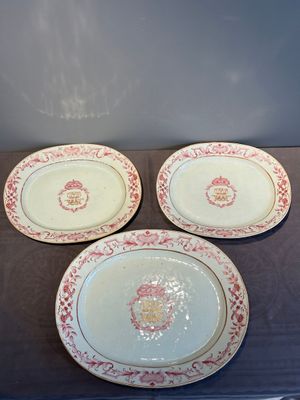 Three large oval Chinese crown-monogrammed puce-enamelled and gilt-decorated dishes, Qianlong — photo 1