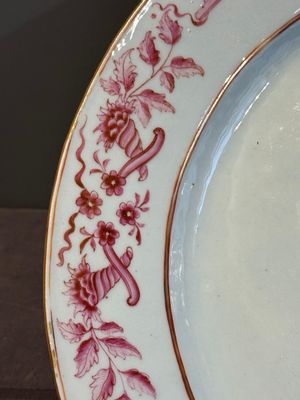 Three large oval Chinese crown-monogrammed puce-enamelled and gilt-decorated dishes, Qianlong — photo 11