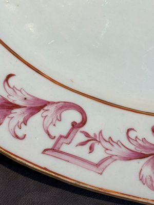 Three large oval Chinese crown-monogrammed puce-enamelled and gilt-decorated dishes, Qianlong — photo 12