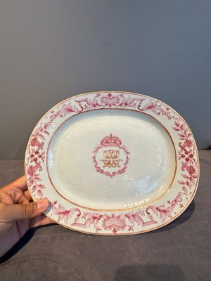 Three large oval Chinese crown-monogrammed puce-enamelled and gilt-decorated dishes, Qianlong — photo 17