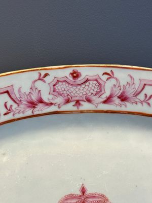 Three large oval Chinese crown-monogrammed puce-enamelled and gilt-decorated dishes, Qianlong — photo 18