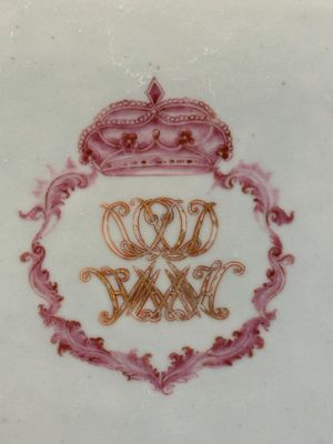 Three large oval Chinese crown-monogrammed puce-enamelled and gilt-decorated dishes, Qianlong — photo 19