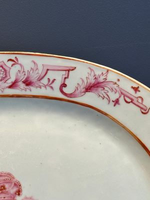 Three large oval Chinese crown-monogrammed puce-enamelled and gilt-decorated dishes, Qianlong — photo 20