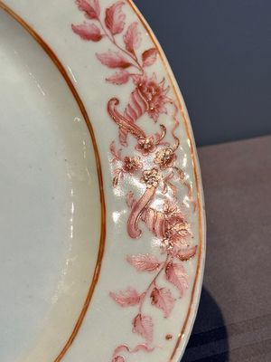 Three large oval Chinese crown-monogrammed puce-enamelled and gilt-decorated dishes, Qianlong — photo 21