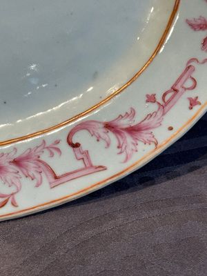 Three large oval Chinese crown-monogrammed puce-enamelled and gilt-decorated dishes, Qianlong — photo 22