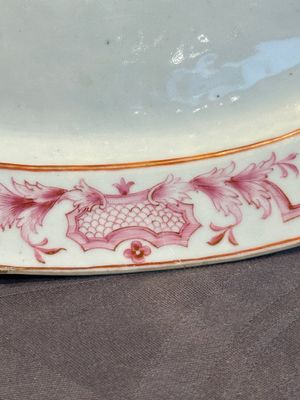 Three large oval Chinese crown-monogrammed puce-enamelled and gilt-decorated dishes, Qianlong — photo 23