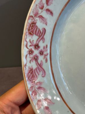 Three large oval Chinese crown-monogrammed puce-enamelled and gilt-decorated dishes, Qianlong — photo 24