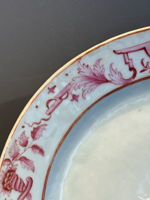 Three large oval Chinese crown-monogrammed puce-enamelled and gilt-decorated dishes, Qianlong — photo 25