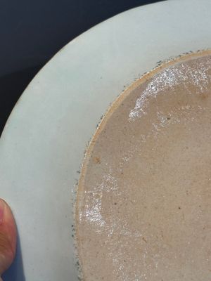 Three large oval Chinese crown-monogrammed puce-enamelled and gilt-decorated dishes, Qianlong — photo 27