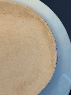Three large oval Chinese crown-monogrammed puce-enamelled and gilt-decorated dishes, Qianlong — photo 28