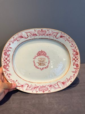 Three large oval Chinese crown-monogrammed puce-enamelled and gilt-decorated dishes, Qianlong — photo 29
